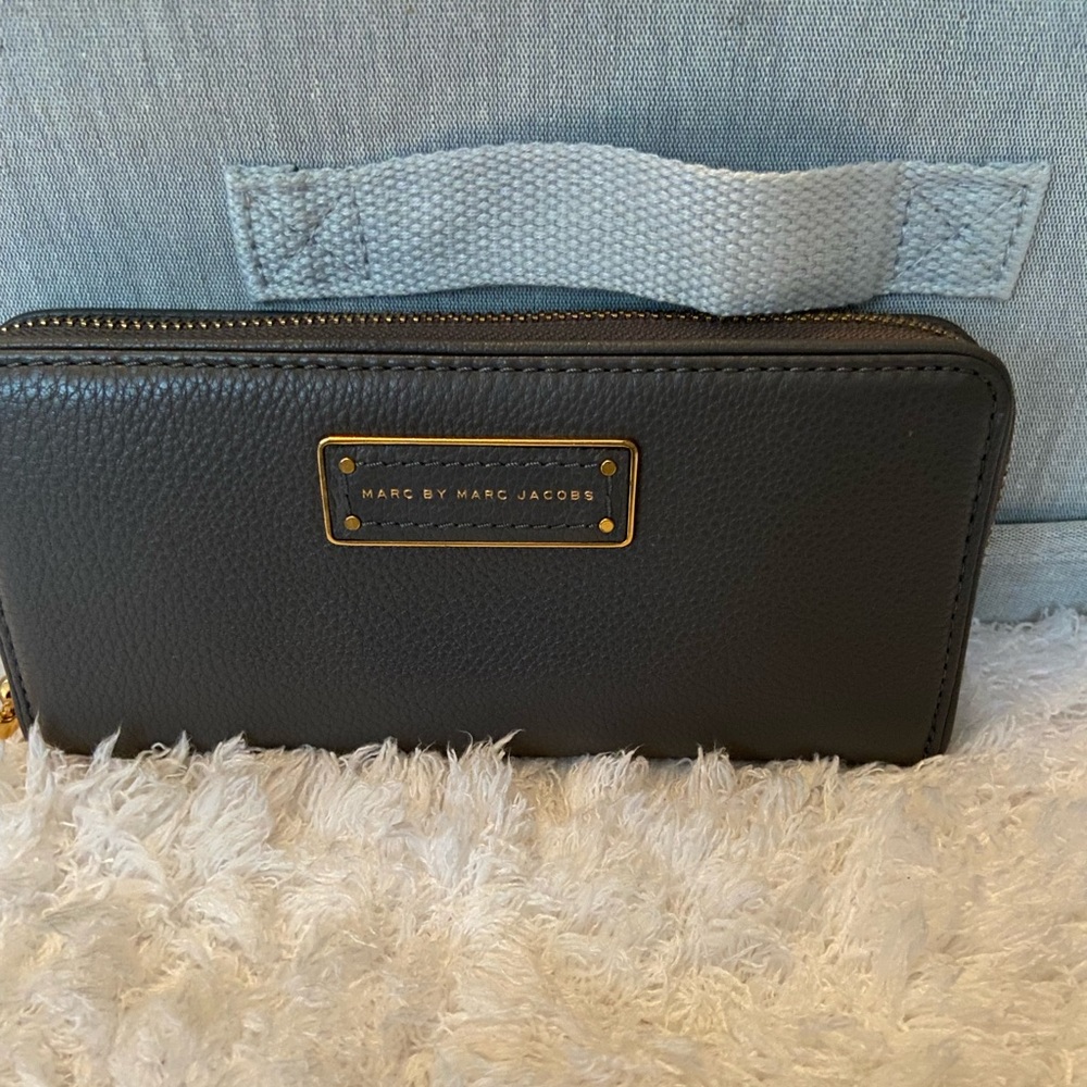 Marc Jacobs gray zip around wallet
